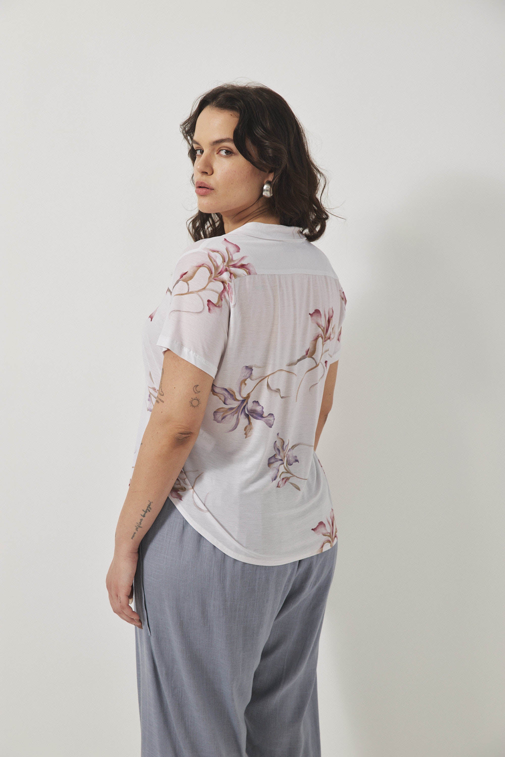 חולצת פָה פרחוני