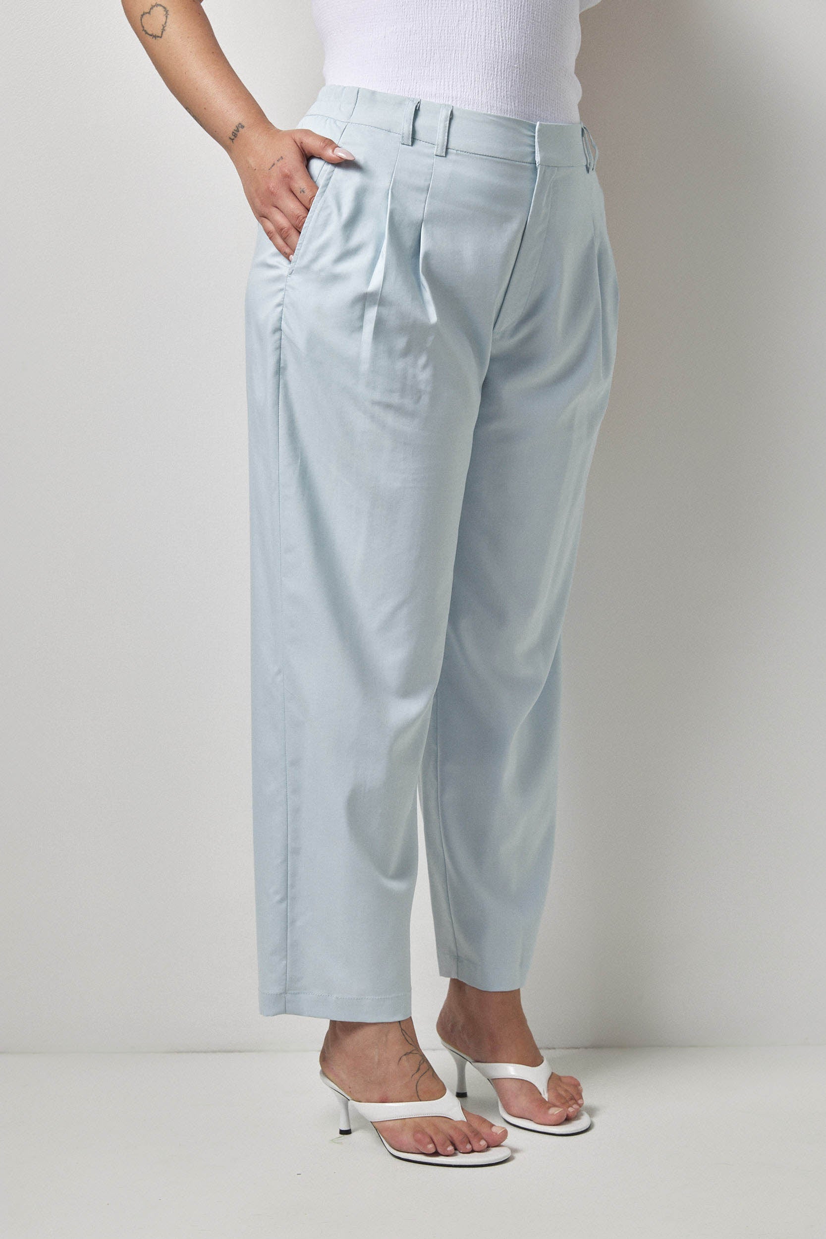 מכנסי פֶּני תכלת