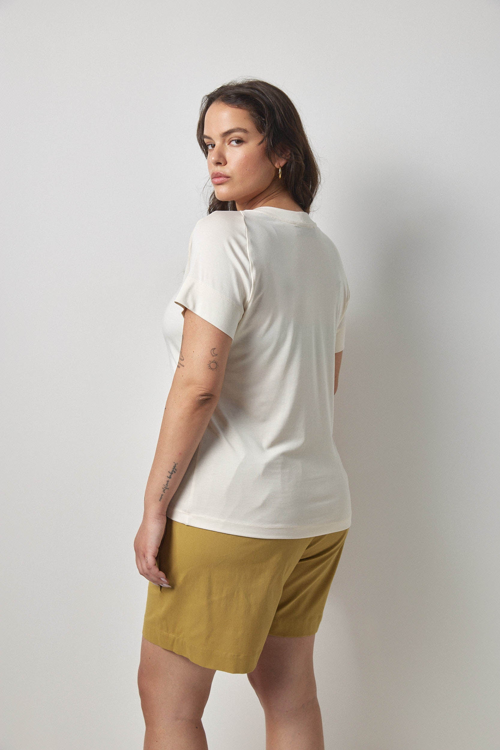 טי שירט רייצ׳ל שמנת