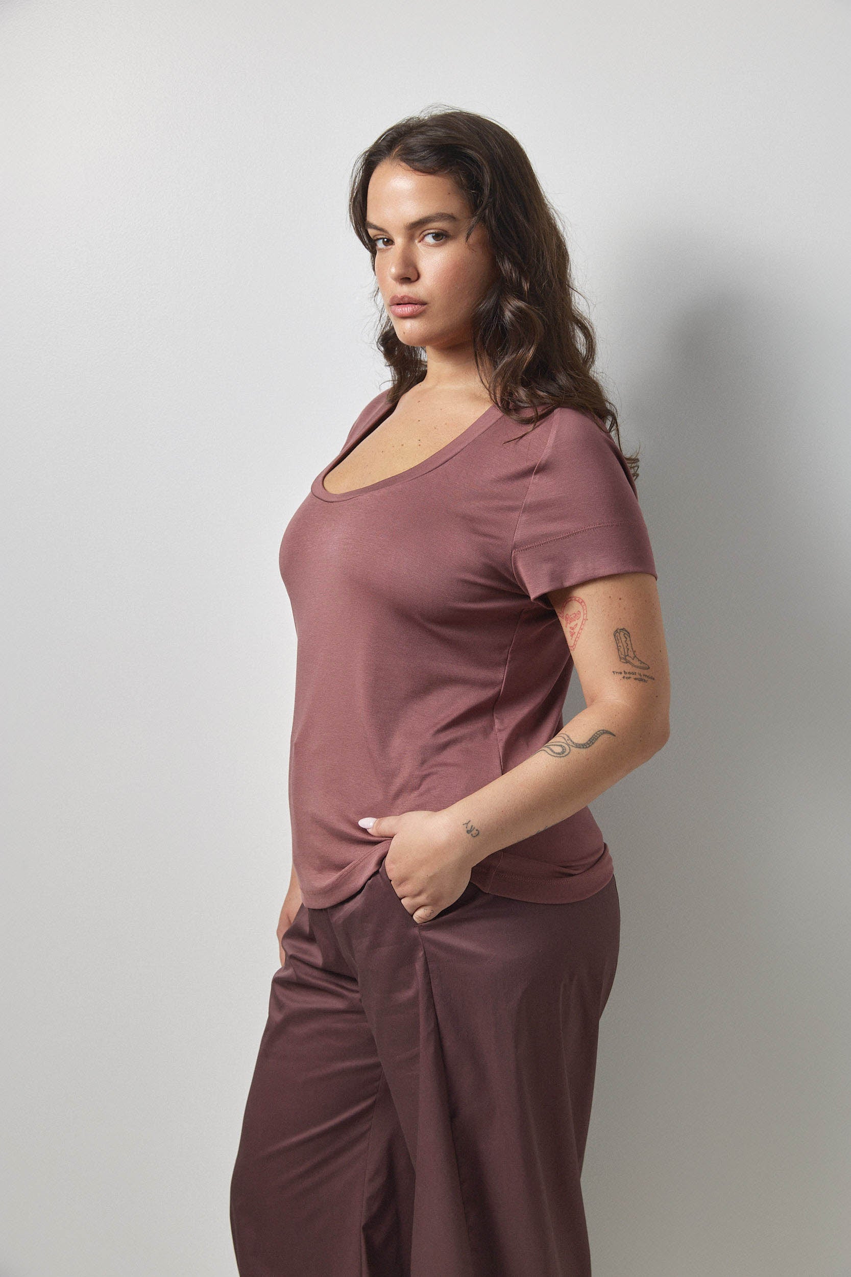 טי שירט רייצ׳ל ורוד מעושן