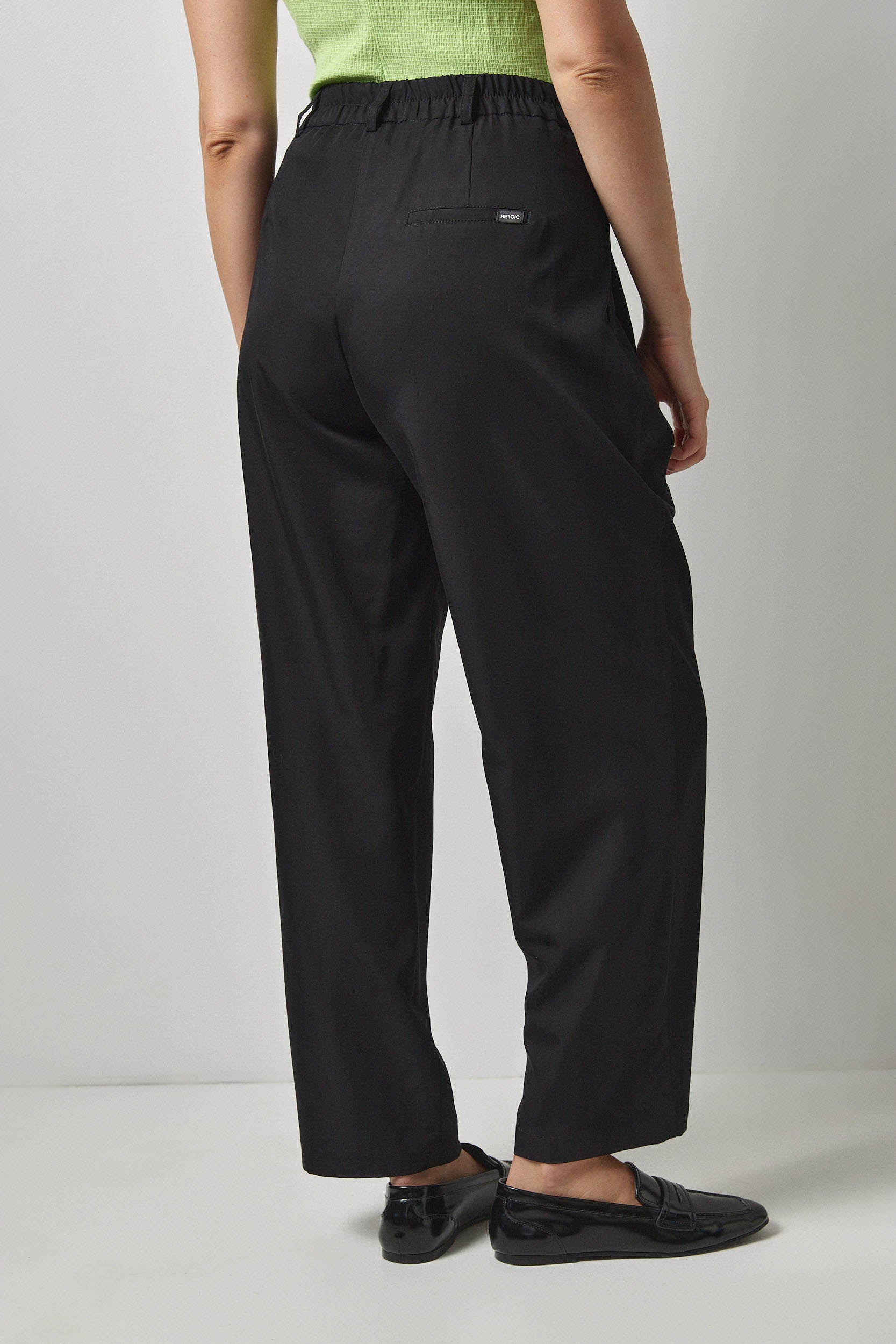 מכנסי פֶּני שחור