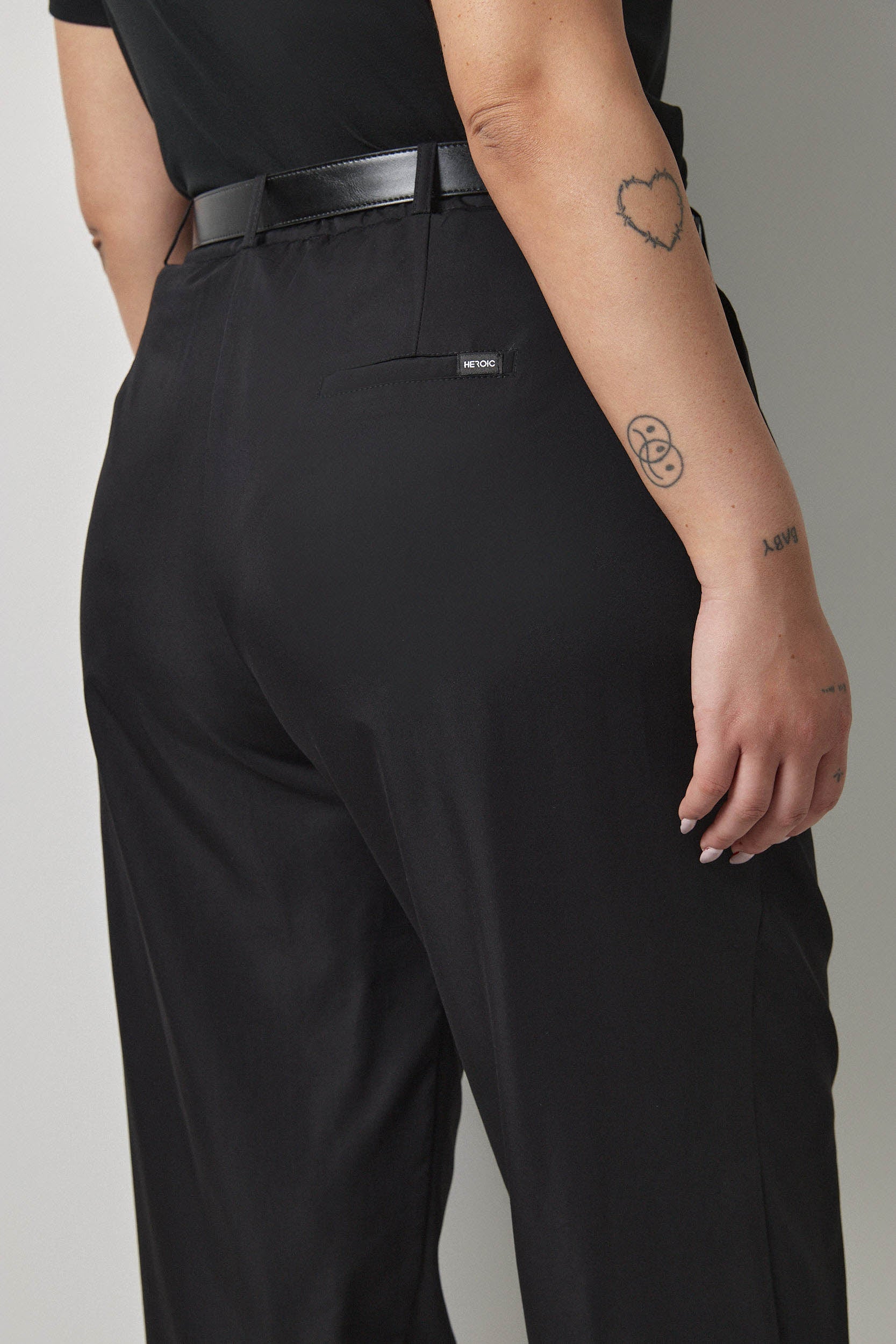 מכנסי פֶּני שחור