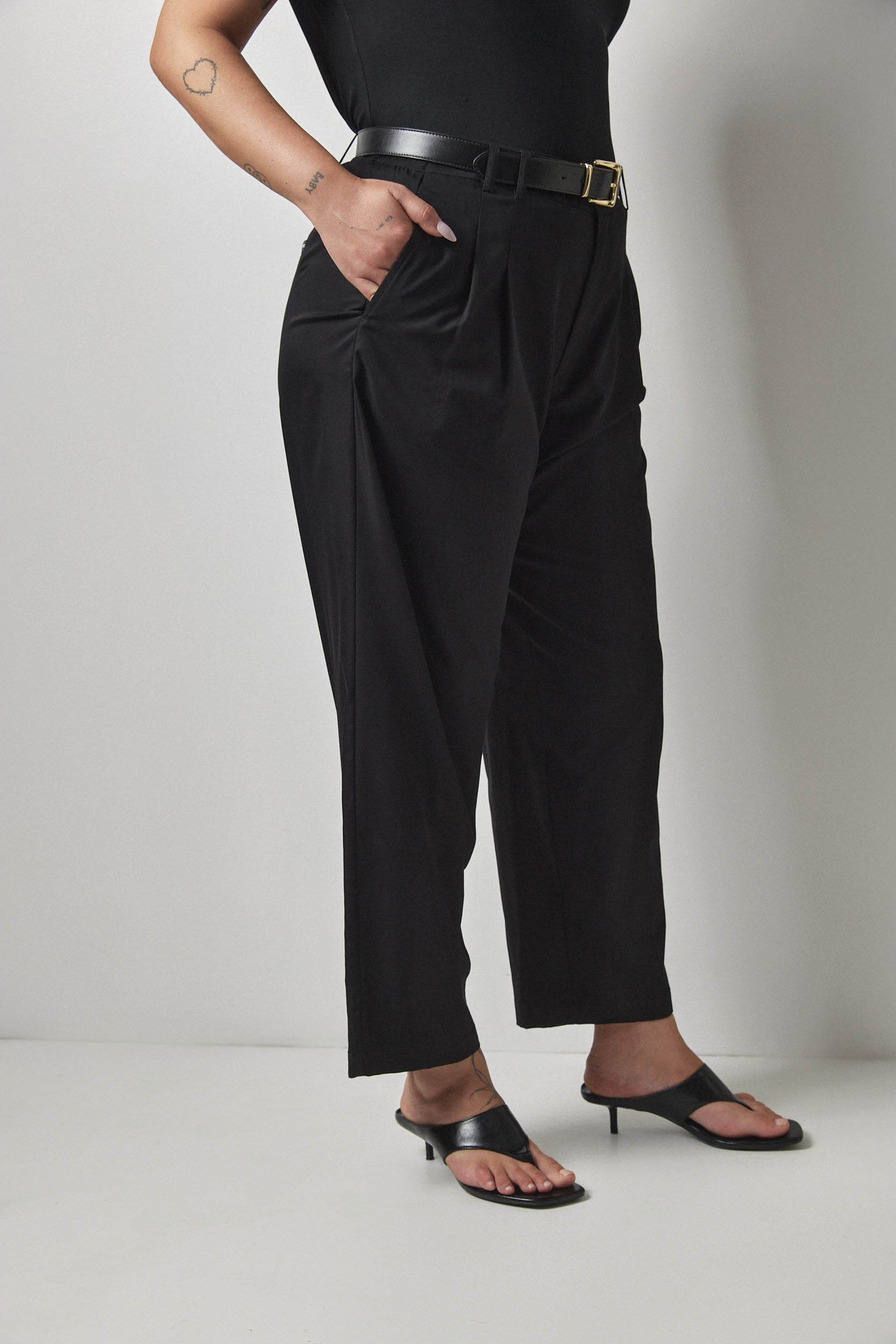 מכנסי פֶּני שחור